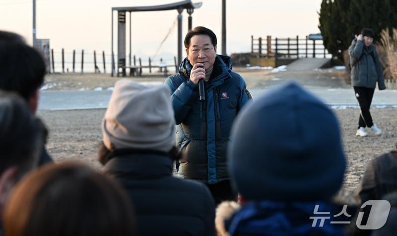 본문 이미지 - 유정복 인천광역시장이 31일 문학산 정상에서 열린 신년맞이 청렴실천 캠페인에서 인사말을 하고 있다. (인천시 제공.재판매 및 DB금지)