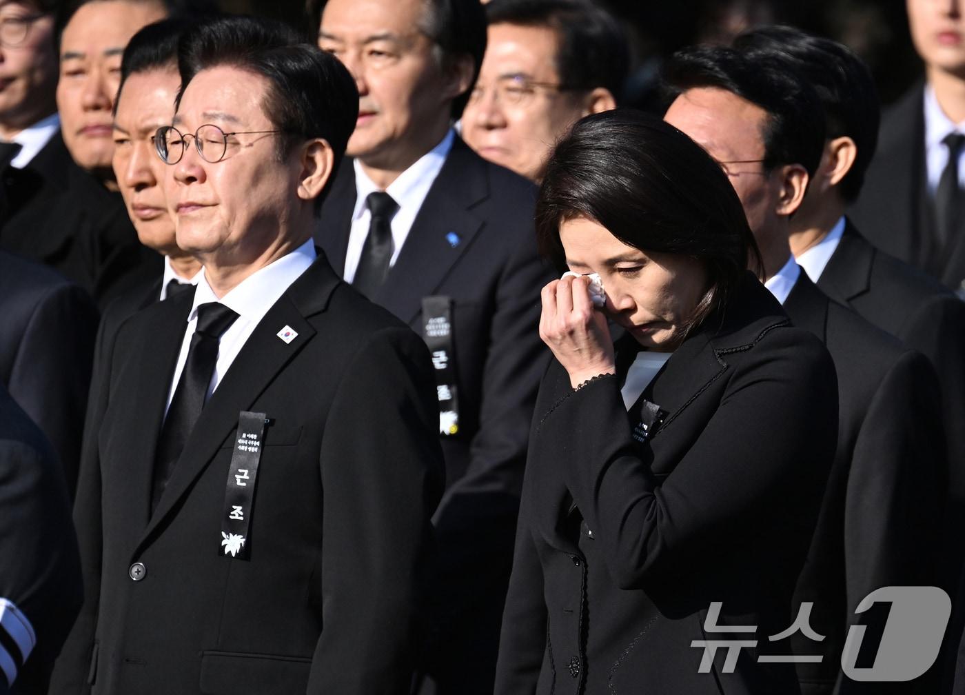 본문 이미지 - 김혜경 여사가 31일 오전 서울 여의도 국회 의원회관에서 엄수된 고 이해찬 전 국무총리 사회장 영결식을 마친 후 고인을 배웅하며 눈물을 훔치고 있다. (공동취재) 2026.1.31 ⓒ 뉴스1 오대일 기자
