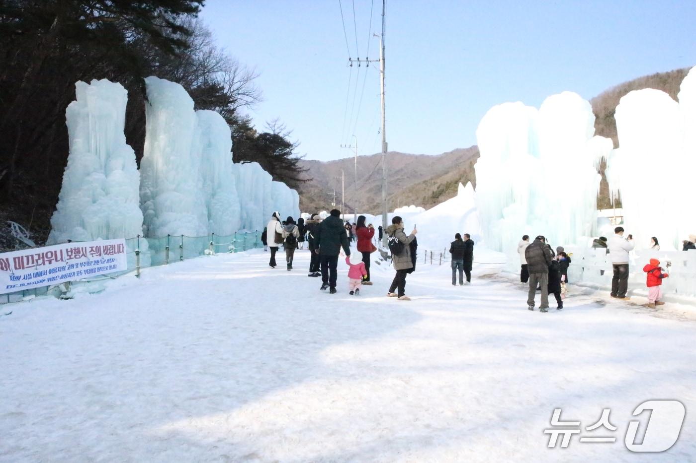 본문 이미지 - 충남 청양 '알프스얼음분수축제'를 찾는 방문객들이 축제장을 거닐고 있다.2026.1.31/뉴스1