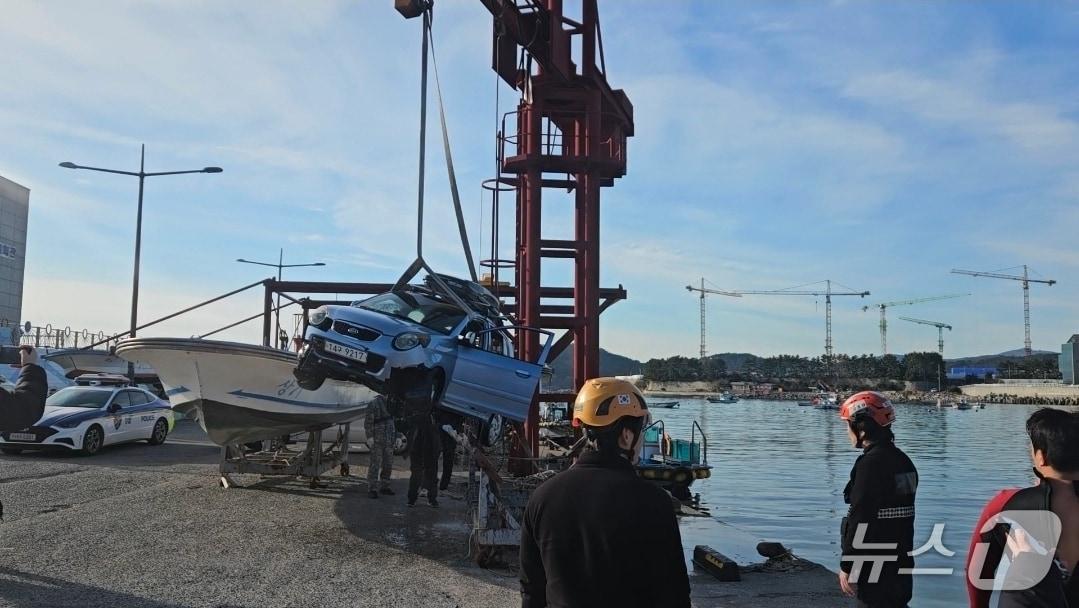 본문 이미지 - 울산해양경찰서는 31일 소방 당국과 함께 부산 기장군 이동항에서 바다에 빠진 차량과 운전자를 구조했다고 밝혔다.(울산해양경찰서 제공. 재판매 및 DB금지)/뉴스1
