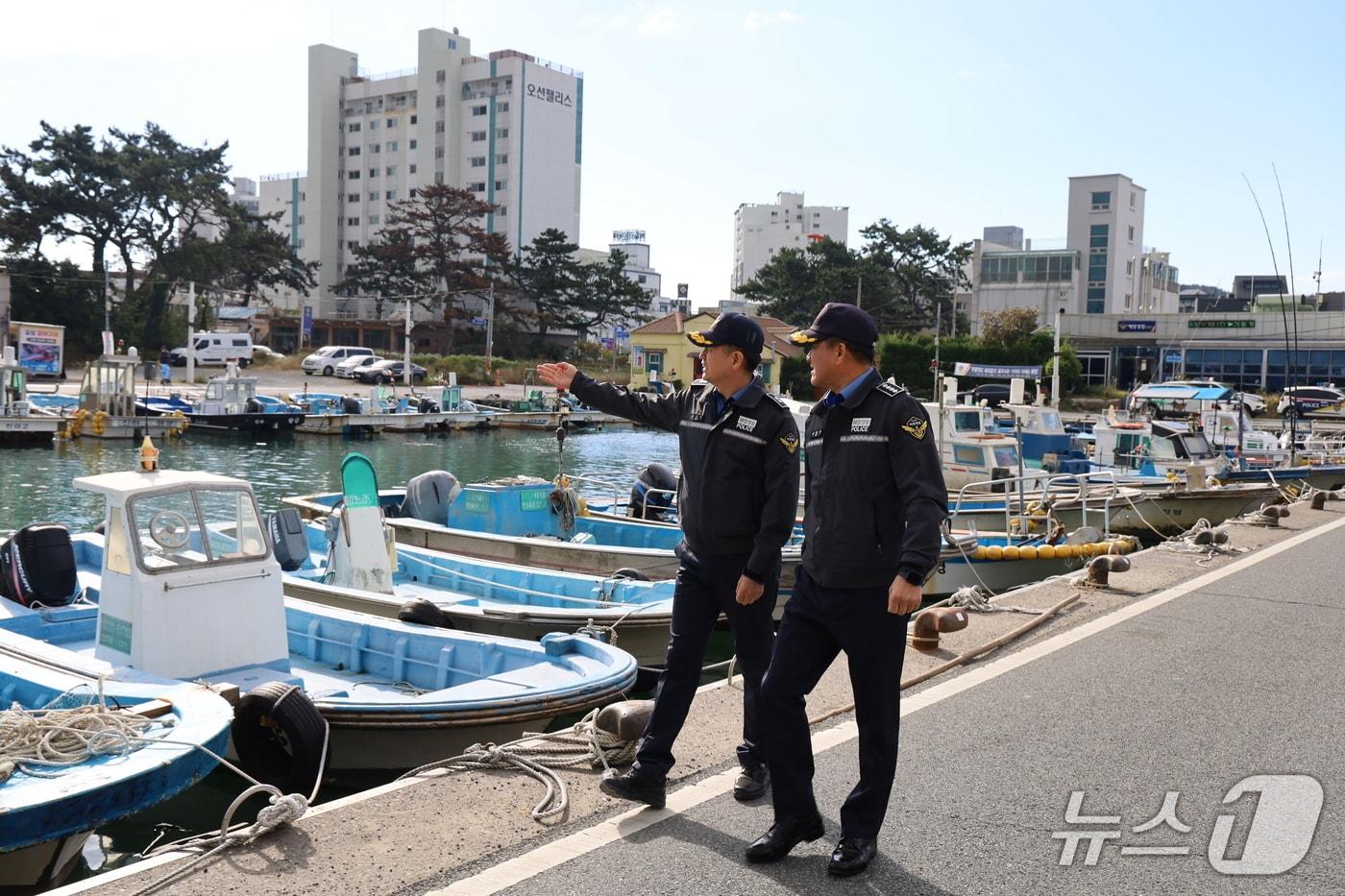 본문 이미지 - 안철준 울산해양경찰서장이 설 연휴를 대비해 예방순찰을 실시하고 있다.(울산해양경찰서 제공. 재판매 및 DB금지)/뉴스1