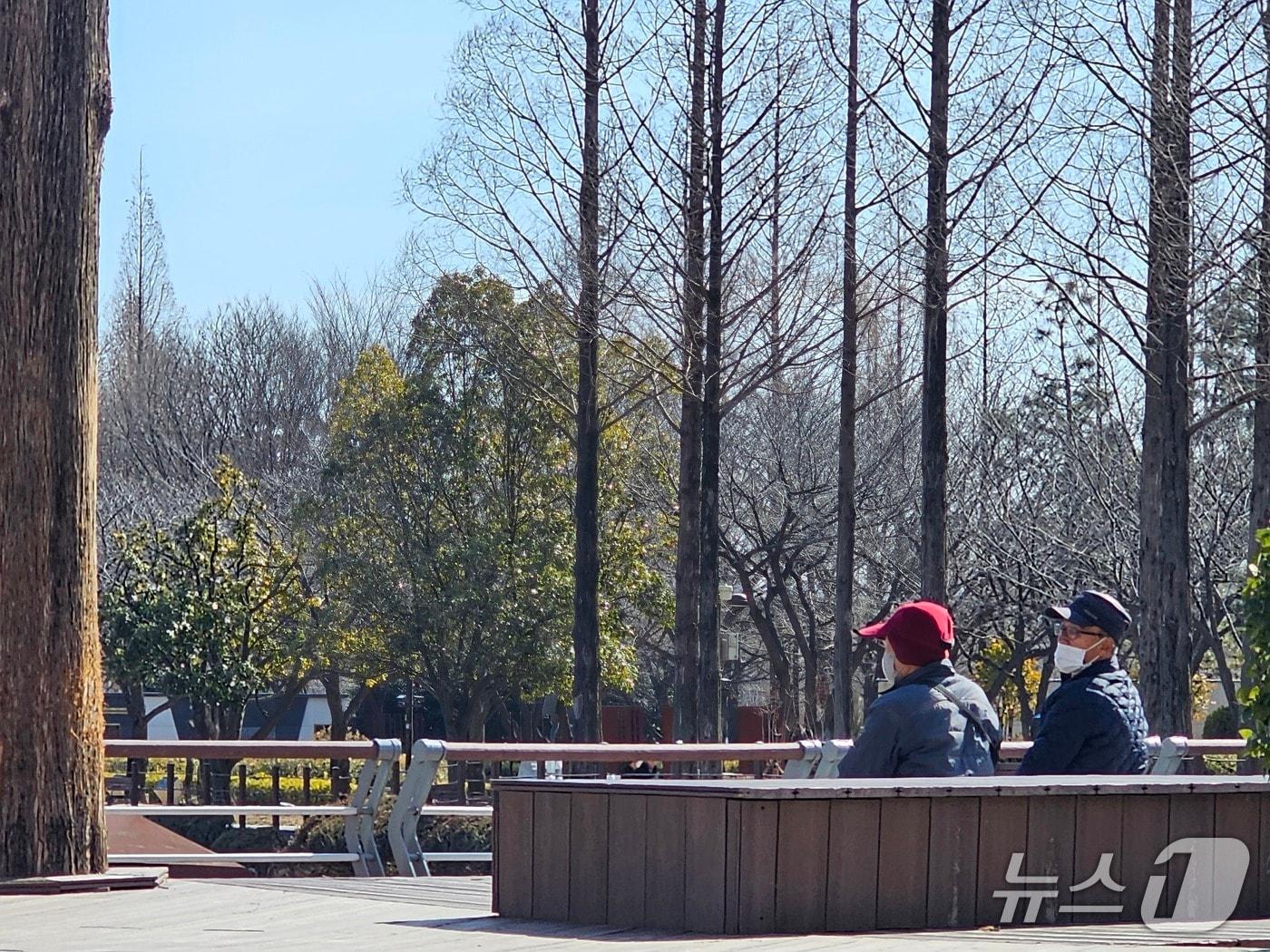 본문 이미지 - 한파가 한풀 꺾인 31일 오후 김해 연지공원을 찾은 시민들이 벤치에 앉아 있다. 2026.1.31 ⓒ 뉴스1 박민석 기자
