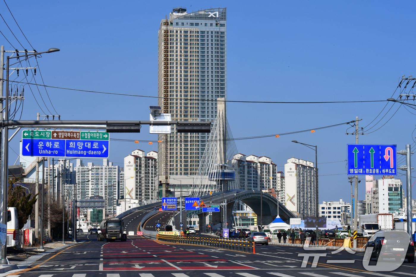 본문 이미지 - 31일 오후 경북 포항시 송도동(송도해수욕장)과 항구동(영일대해수욕장)을 연결하는 해오름대교 임시 개통식이 송도 방향에서 열리고 있다. 해오름대교는 다음달 2일 오후 2시 임시개통된다. 2026.1.31/뉴스1 ⓒ News1 최창호 기자