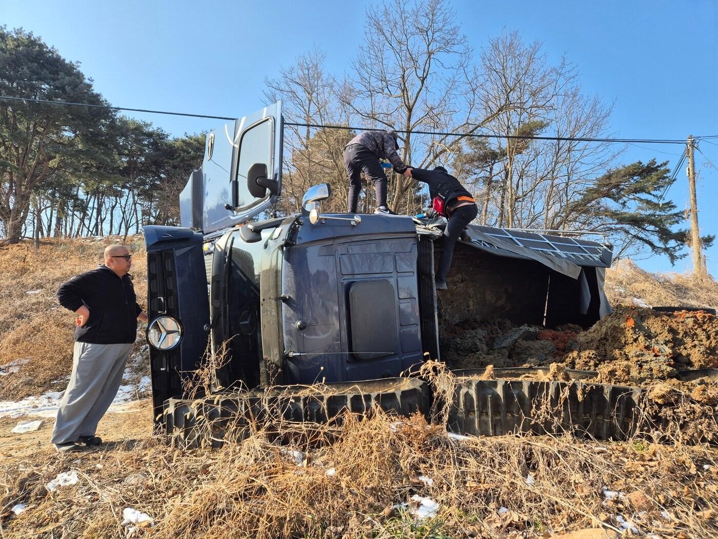 본문 이미지 - 당진시 송산면 덤프트럭 사고 현장.(당진소방서 제공. 재판매 및 DB금지)/뉴스1