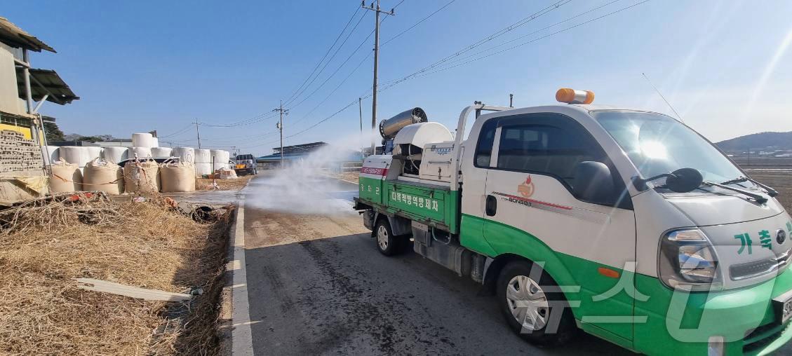 본문 이미지 - 31일 구제역이 발생한 인천 강화군 한 한우농장 인근에서 방역차가 방역 작업을 하고 있다. (인천시 제공. 재판매 및 DB 금지) 2026.1.31 ⓒ 뉴스1