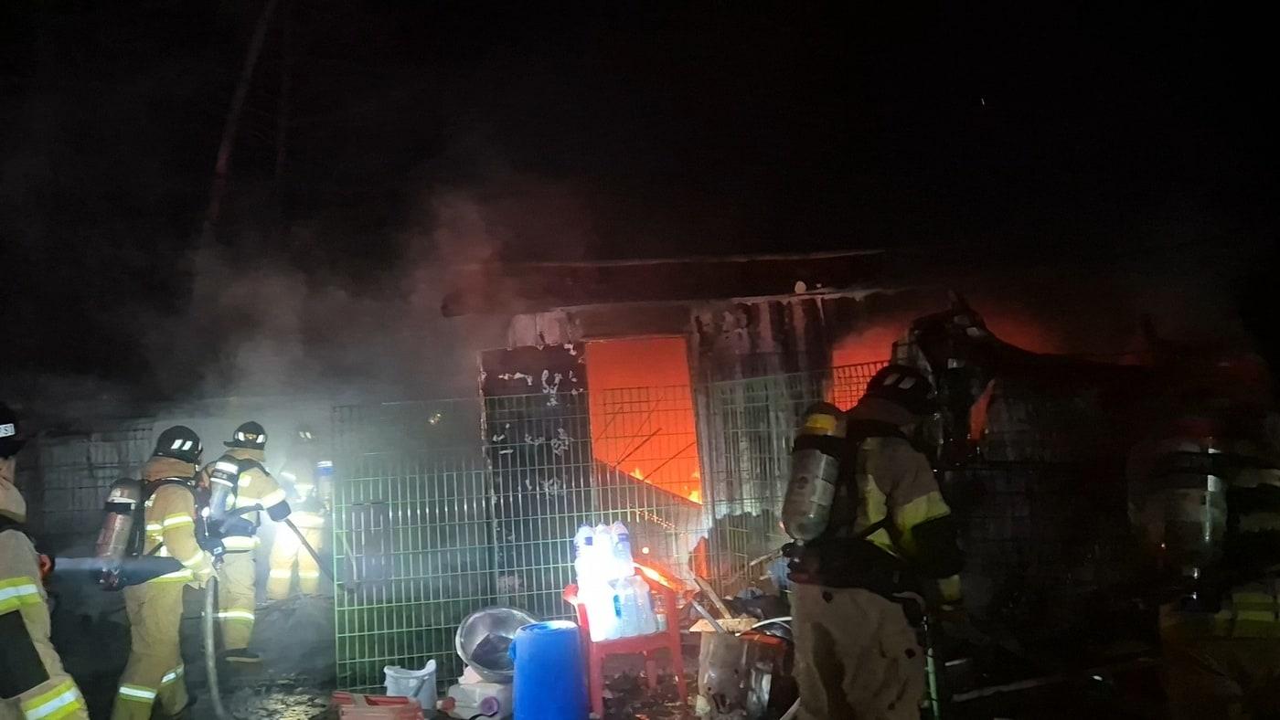 본문 이미지 - 금산군 유기견 보호소 화재 현장.(금산소방서 제공. 재판매 및 DB금지)/뉴스1