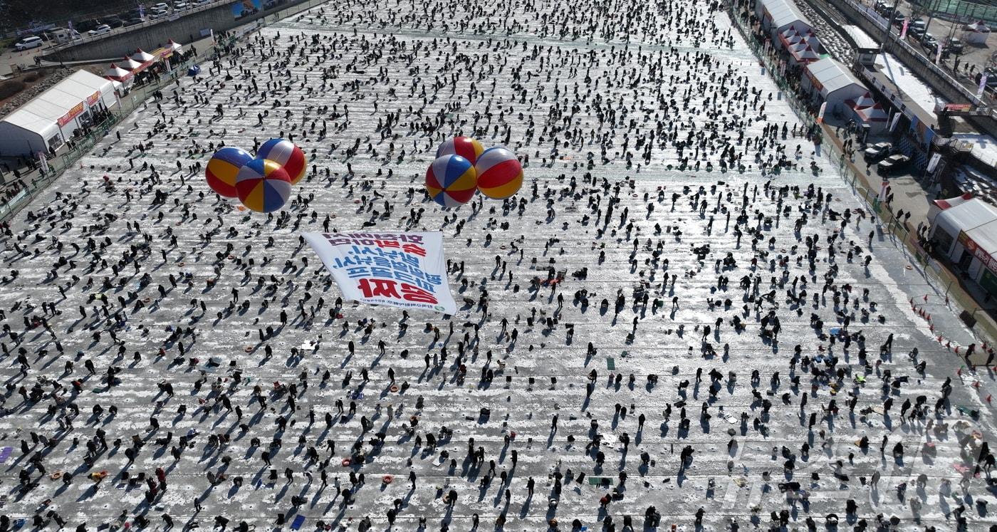 본문 이미지 - 2026 화천산천어축제 폐막을 하루 앞둔 31일, 주말을 맞아 축제장을 찾은 수많은 관광객들로 얼음판이 가득차 있다.(화천군 제공, 재판매 및 DB금지) 2026.1.31/뉴스1 ⓒ News1 한귀섭 기자