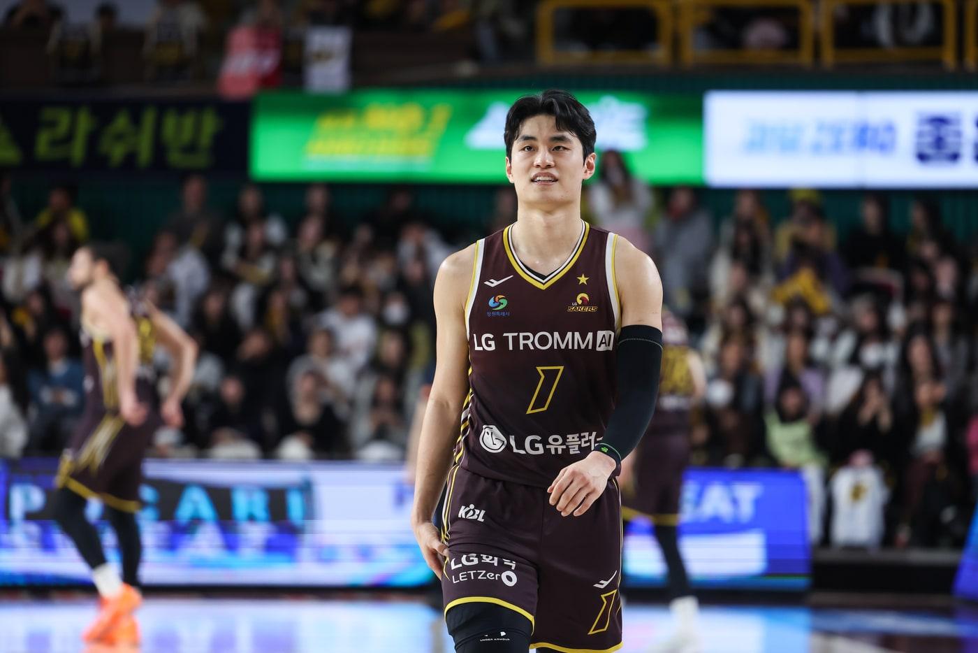 본문 이미지 - 창원 LG 유기상이 31일 경남 창원체육관에서 열린 2025-26 프로농구 울산 현대모비스전에서 24점을 넣어 팀의 76-65 승리를 이끌었다. (KBL 제공)