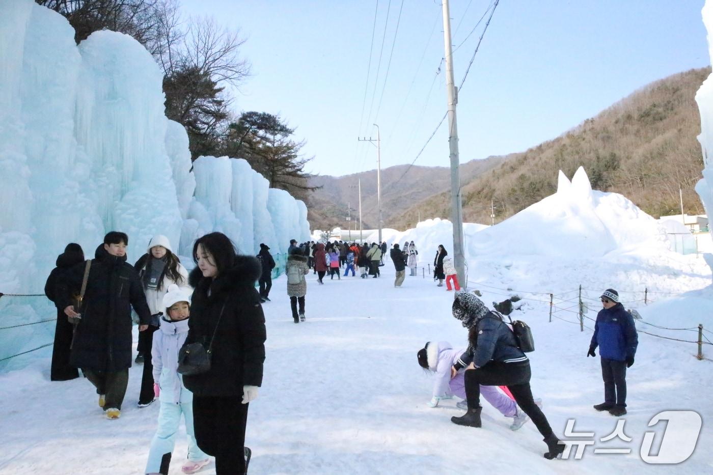 본문 이미지 - 청양 알프스얼음분수축제장을 찾은 방문객들 모습.2026.1.31/뉴스1 김낙희 기자