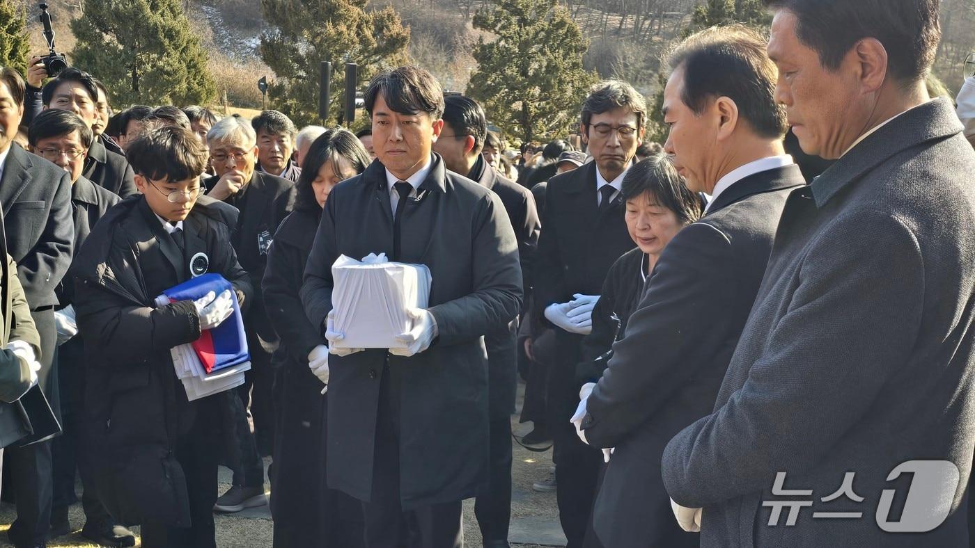 본문 이미지 - 31일 오후 세종시 산울동 은하수공원으로 이해찬 전 국무총리의 유골함이 들어오고  있다. / 뉴스1 장동열 기자