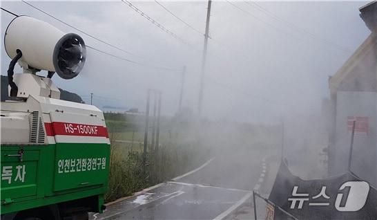 본문 이미지 - 31일 구제역이 발생한 인천 강화군 한 한우농장 인근에서 방역차가 방역 작업을 하고 있다. (인천시 제공. 재판매 및 DB 금지) 2026.1.31 ⓒ 뉴스1