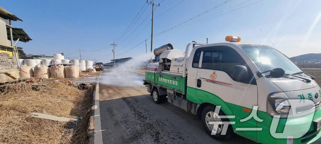 본문 이미지 - 31일 구제역이 발생한 인천 강화군 한 한우농장 인근에서 방역차가 방역 작업을 하고 있다. (인천시 제공. 재판매 및 DB 금지) 2026.1.31/뉴스1