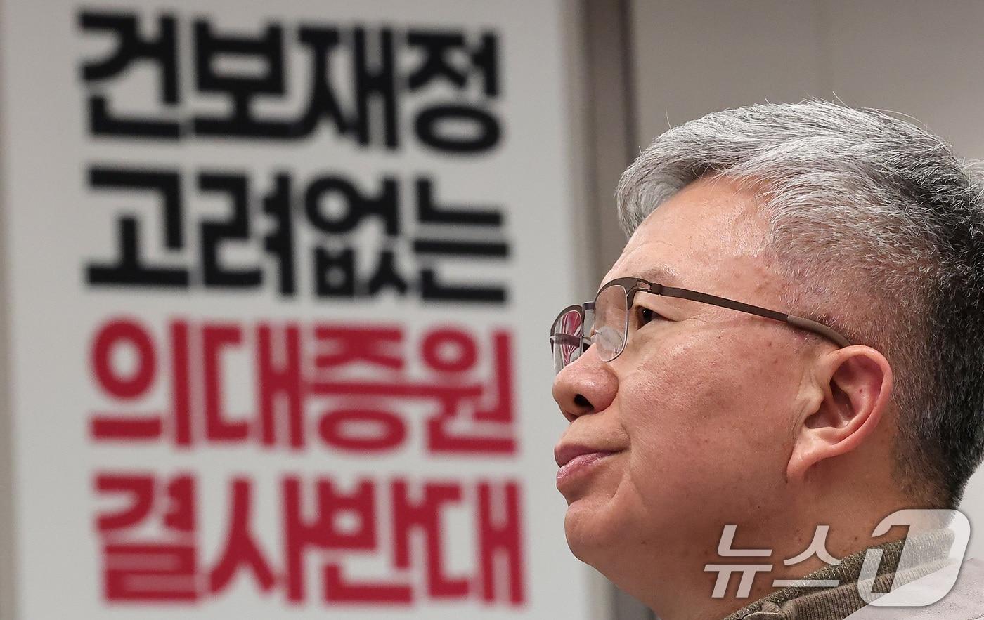 본문 이미지 - 김택우 대한의사협회장이 31일 서울 용산구 의협회관에서 열린 합리적 의대정원 정책을 촉구하는 전국의사대표자대회에 자리해 있다. 2026.1.31/뉴스1 ⓒ News1 김성진 기자