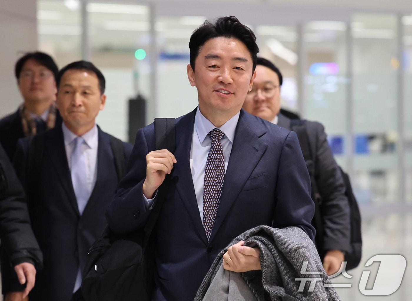 본문 이미지 - 강훈식 대통령비서실장이 지난달 31일 오후 인천국제공항을 통해 귀국하는 모습. 2026.1.31 ⓒ 뉴스1 오대일 기자