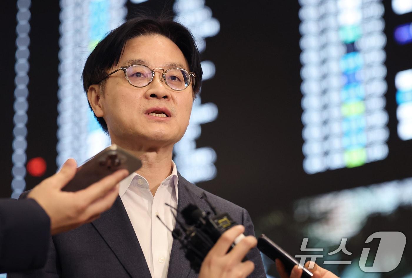 본문 이미지 - 상호관세 인상 방침과 관련한 한미간 통상 현안을 논의하고 돌아온 김정관 산업통상부 장관이 31일 오후 인천국제공항을 통해 귀국해 취재진의 질문에 답하고 있다. 2026.1.31/뉴스1 ⓒ News1 오대일 기자