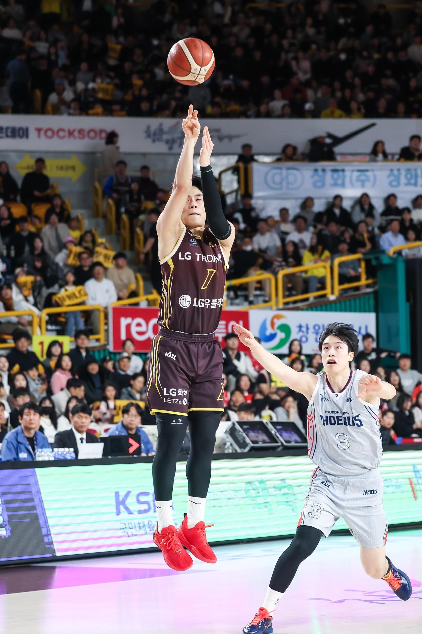 본문 이미지 - 창원 LG 유기상이 31일 경남 창원체육관에서 열린 2025-26 프로농구 울산 현대모비스전에서 24점을 넣어 팀의 76-65 승리를 이끌었다. (KBL 제공)