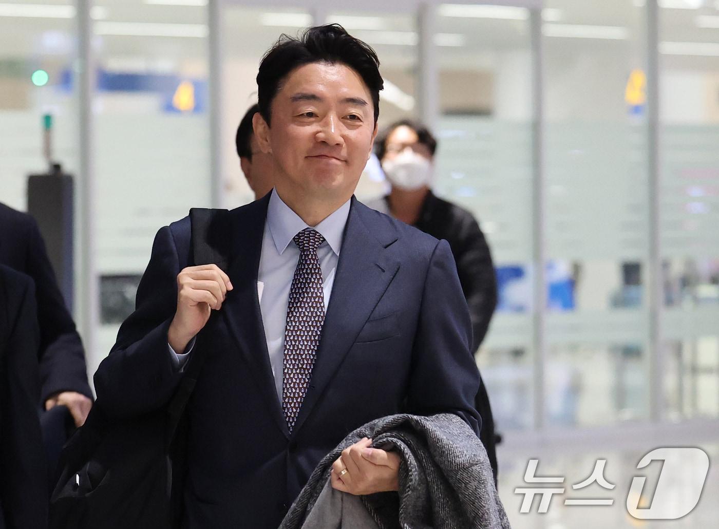 본문 이미지 - 전략경제협력 대통령 특사 자격으로 캐나다·노르웨이를 방문하고 돌아온 강훈식 대통령비서실장이 지난달 31일 오후 인천국제공항을 통해 귀국한 모습. 2026.1.31/뉴스1 ⓒ News1 오대일 기자