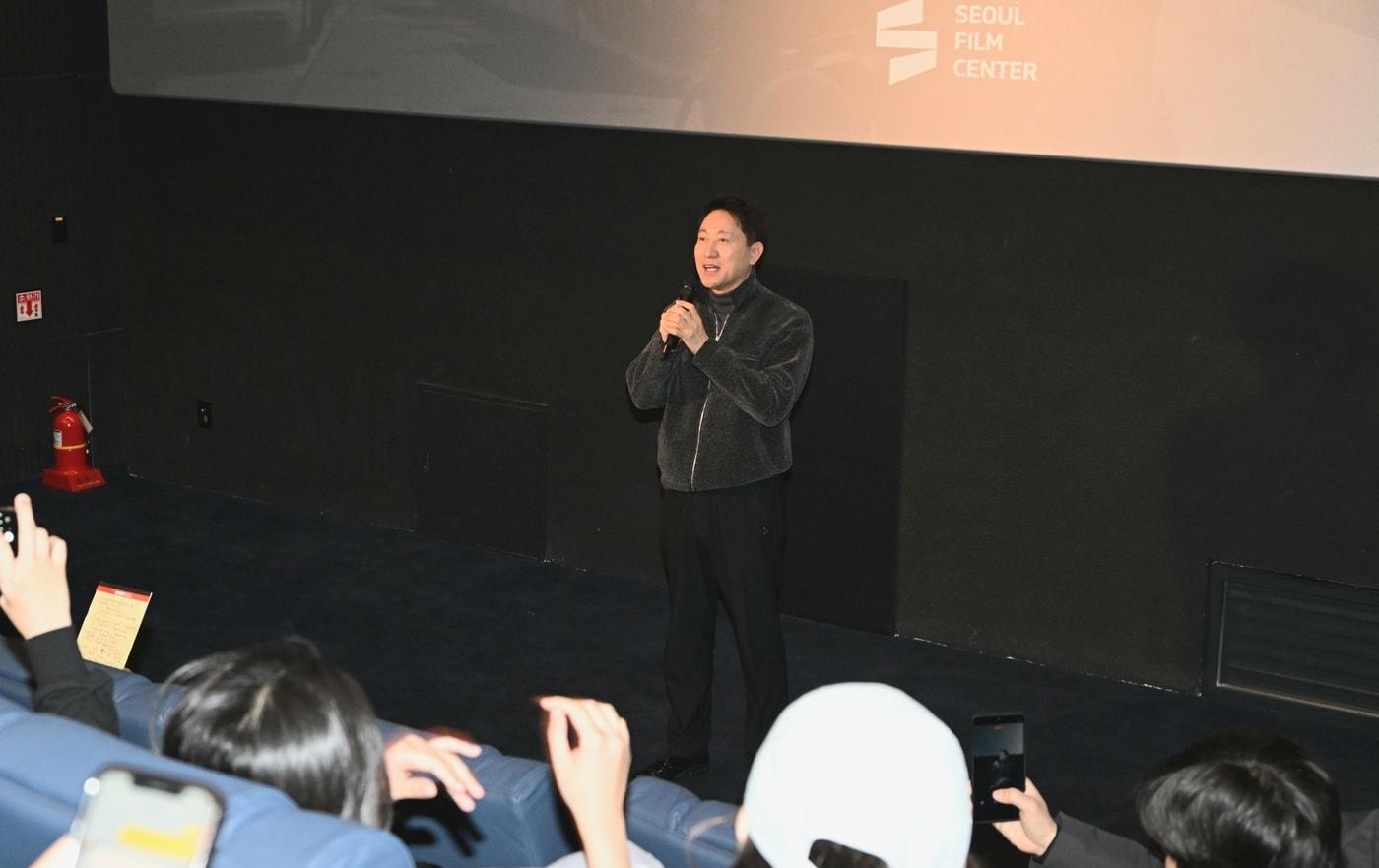 본문 이미지 - 오세훈 서울시장이 31일 서울영화센터를 찾은 시민에게 인사하고 있다./(서울시 제공)