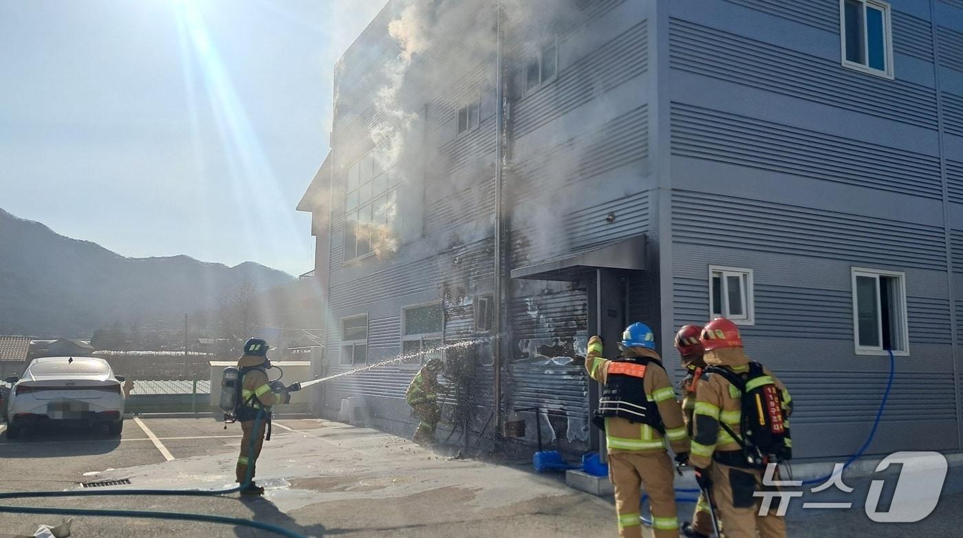본문 이미지 - 31일 오후 2시 42분쯤 경북 경산 남산면의 태양광·열 복합모듈 등을 제조하는 공장에서 원인을 알 수 없는 불이 나 소방 당국이 진화 작업을 벌이고 있다. (경북소방본부 제공. 재판매 및 DB 금지) 2026.1.31/뉴스1
