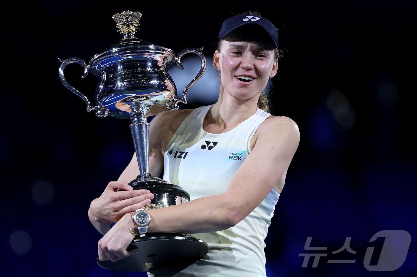 본문 이미지 - 엘레나 리바키나가 31일 호주 멜버른에서 열린 2026 호주오픈 여자 단식 결승에서 세계 랭킹 1위 아리나 사발렌카를 2-1로 꺾고 우승컵을 차지했다. ⓒ AFP=뉴스1