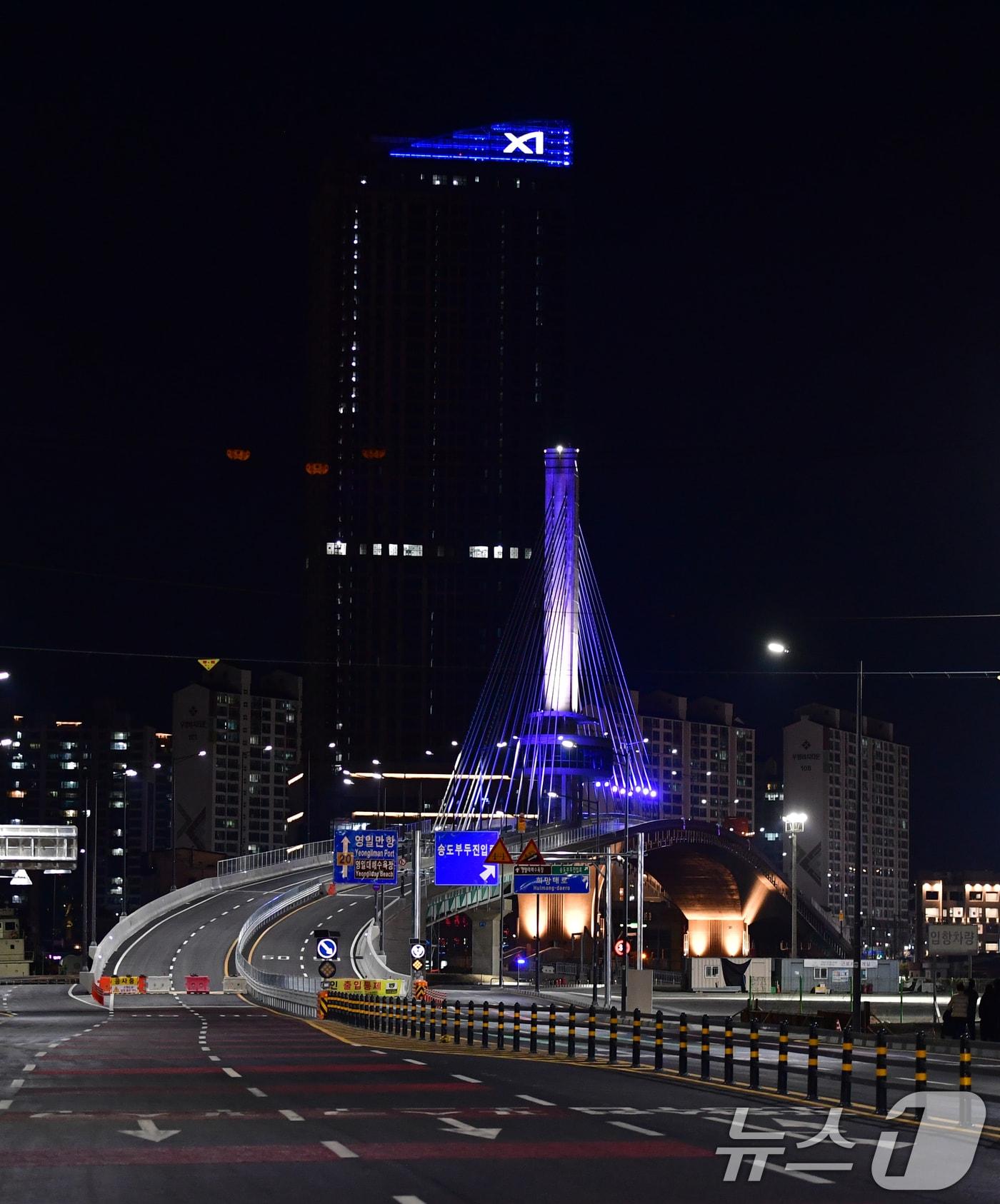 본문 이미지 - 경북 포항시 송도동(송도해수욕장)과 항구동(영일대해수욕장)을 연결하는 해오름대교 임시 개통식이 열린 31일 오후 해오름대교 경관 조명이 밤 바다를 밝히고 있다. 해오름대교 차량 통행은 다음달 2일부터 가능하다. 2026.1.31/뉴스1 ⓒ News1 최창호 기자