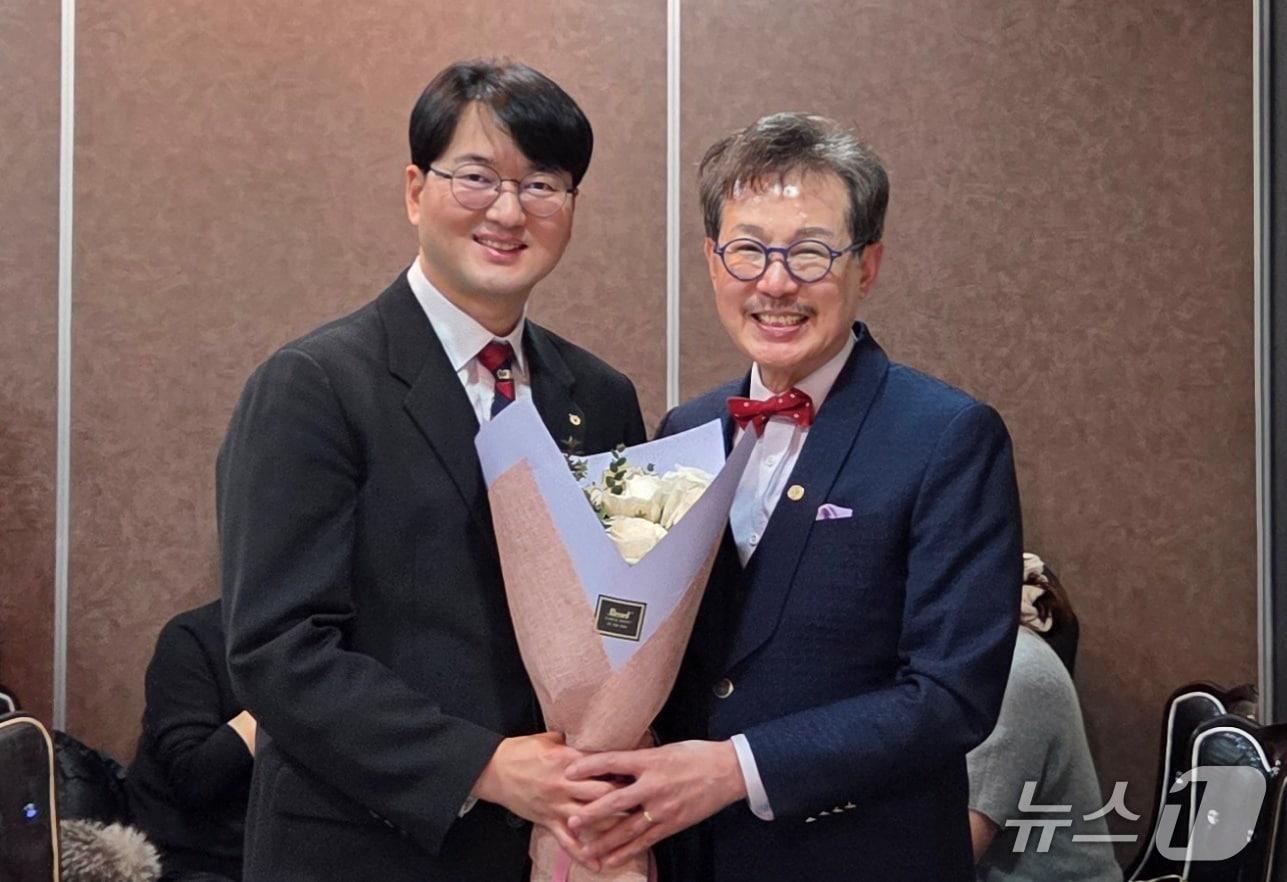 본문 이미지 - 한국수의임상피부학회는 31일 2026년도 제1회 이사회를 개최했다. 강종일 회장(오른쪽)이 손성일 전 사무총장에게 꽃다발을 전달하고 있다. ⓒ 뉴스1