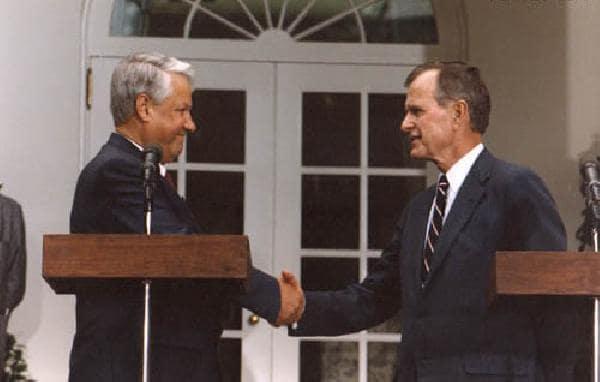 본문 이미지 - 조지 H. W. 부시 미국 대통령(오른쪽)과 보리스 옐친 러시아 대통령 (출처: George H.W. Bush Presidential Library and Museum, Public domain, via Wikimedia Commons)