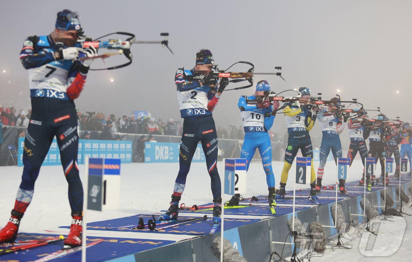 본문 이미지 - 바이애슬론은 사격 결과에 따라 메달의 색깔이 바뀔 수 있다. ⓒ AFP=뉴스1
