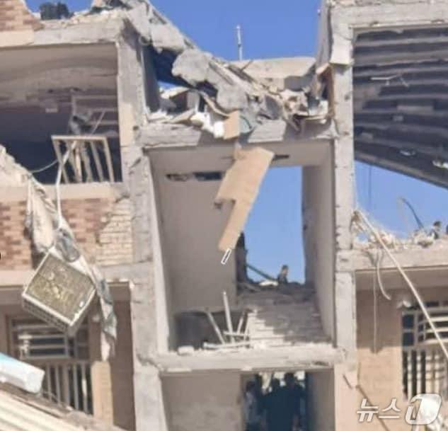 본문 이미지 - 31일 이란 남부 걸프 해안의 항구도시 반다르아바스의 한 건물이 폭발로 파괴됐다. (소셜미디어 엑스)