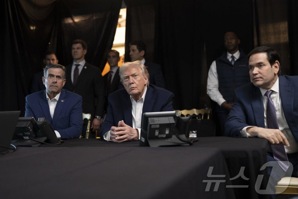 본문 이미지 - 도널드 트럼프 미국 대통령이 3일(현지시간) 소셜미디어 '트루스소셜'에 게시한 사진. 플로리다 마러라고에서 마코 루비오 국무장관(사진 오른쪽), 존 랫클리프 미 중앙정보국(CIA) 국장 등과 함께 전날 밤부터 진행된 니콜라스 마두로 베네수엘라 대통령 체포 군사 작전을 실시간으로 지켜보고 있다.(도널드 트럼프 트루스소셜, 재판매 및 DB금지) 2026.01.03. ⓒ News1 류정민 특파원