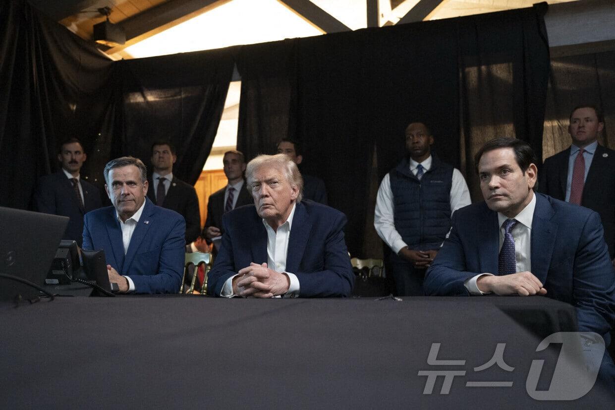 본문 이미지 - 3일(현지시간) 미국 플로리다주 팜비치의 마러라고 클럽에서 존 랫클리프 중앙정보국(CIA) 국장(왼쪽), 도널드 트럼프 미국 대통령(가운데), 마코 루비오 국무장관이 니콜라스 마두로 베네수엘라 대통령을 체포하기 위한 미군 작전의 원격 중계를 시청하고 있다. 2026.01.03. ⓒ AFP=뉴스1 ⓒ News1 이정환 기자