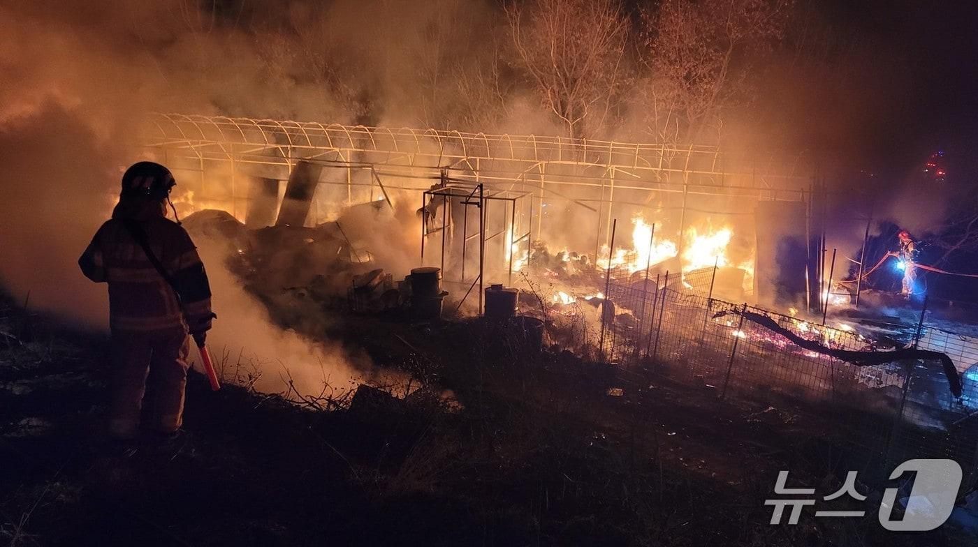 3일 오후 7시 39분쯤 경북 의성군 안평명 양봉용 비닐하우스에서 불이 나 출동한 소방관들이 진화작업을 벌이고 있다. (경북소방 제공. 재판매 및 DB금지)/뉴스1