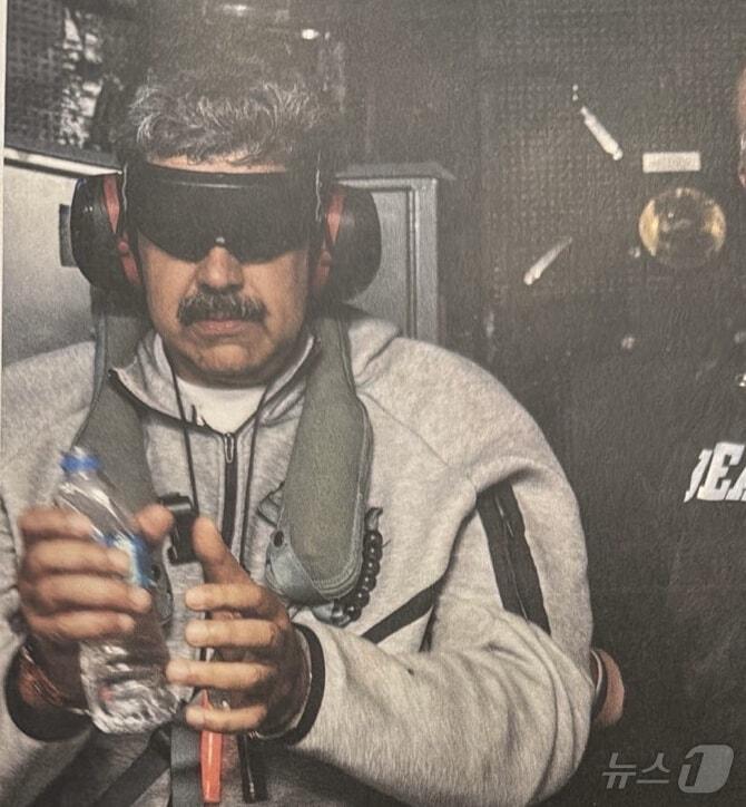 본문 이미지 - 도널드 트럼프 미국 대통령이 3일(현지시간) 소셜미디어 '트루스소셜'을 통해 공개한 니콜라스 마두로 베네수엘라 대통령의 압송 모습. 트럼프 대통령은 '니콜라스 마두로가 USS 이오지마 함에 탑승해 있다'라는 글과 함께 사진을 게재했다.(도널드 트럼프 트루스소셜, 재판매 및 DB금지) 2026.1.4/뉴스1