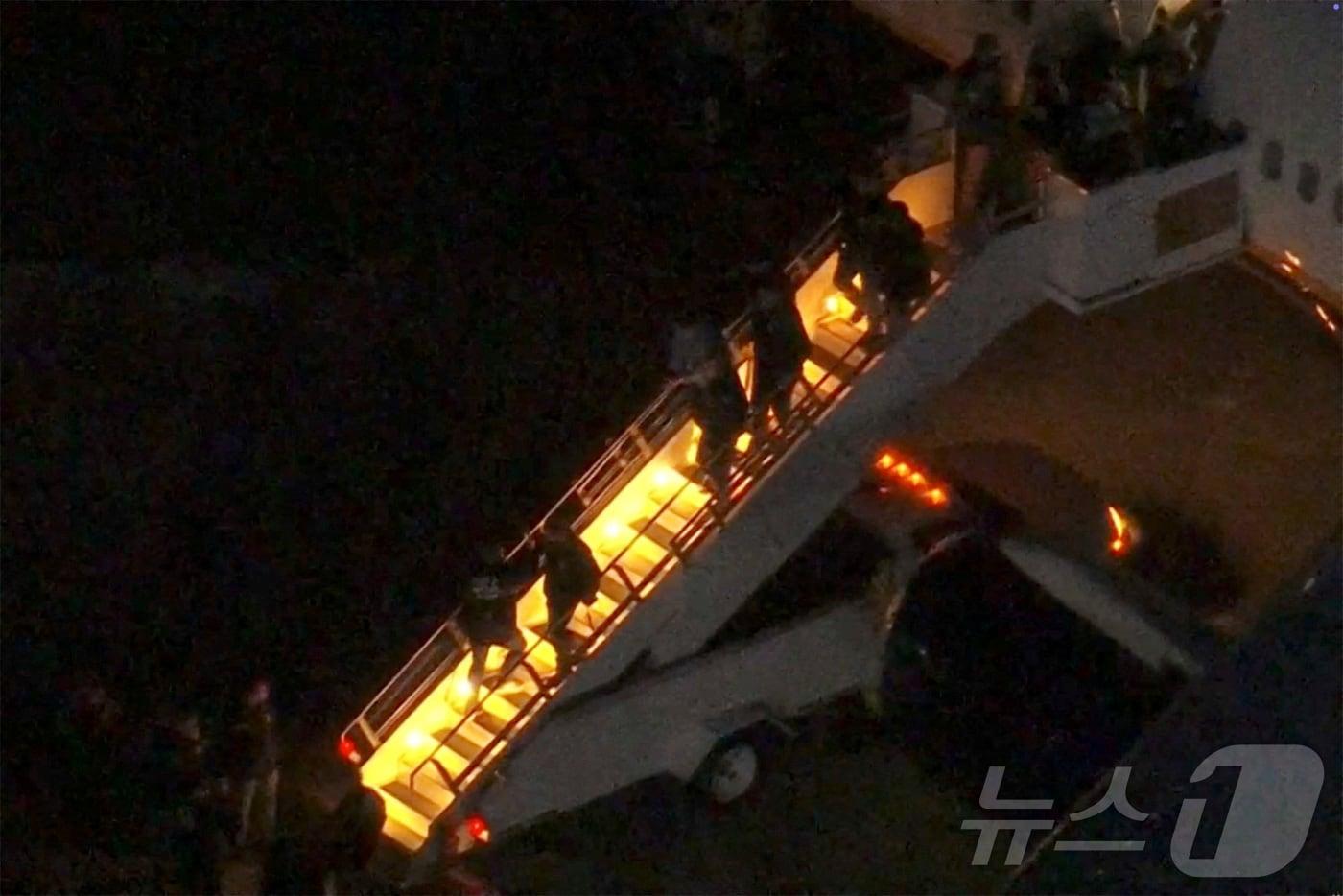 3일(현지시간) 미국 뉴욕주 뉴버그에 위치한 스튜어트 공군 주방위군 기지에서 니콜라스 마두로 베네수엘라 대통령이 미국 연방 항공기에서 내려 구금된 상태로 호송되고 있다. 2025.01.03 ⓒ 로이터=뉴스1 ⓒ News1 최종일 선임기자