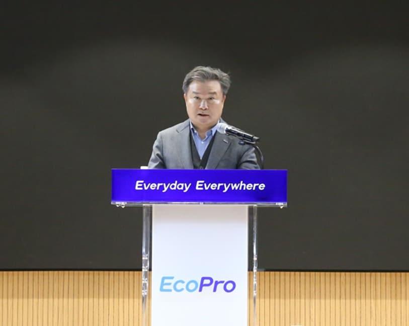 본문 이미지 - 2일 청주 본사에서 개최한 에코프로 그룹 시무식에서 이동채 에코프로 창업주가 신년사를 발표하고 있다. (에코프로 제공)