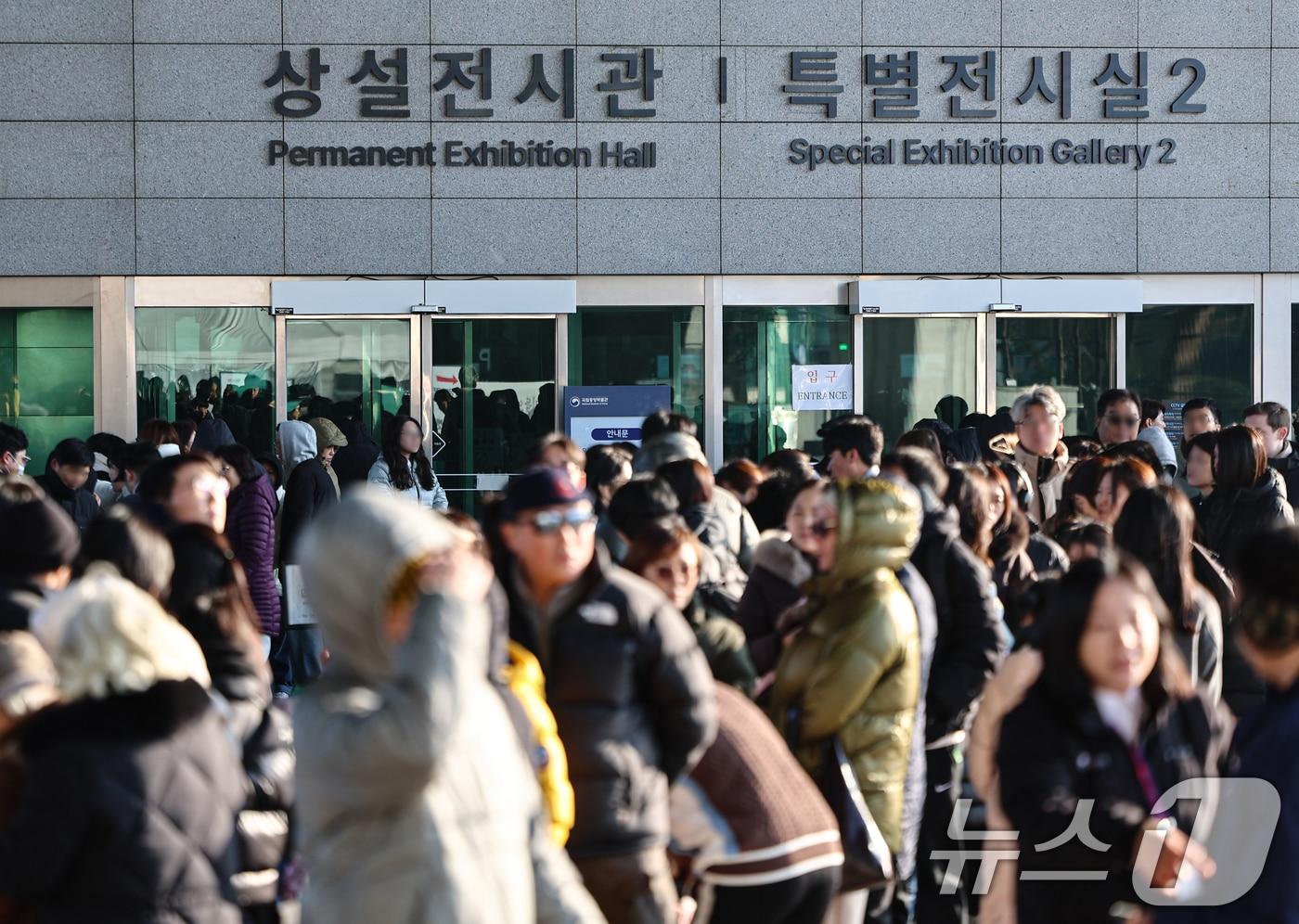 본문 이미지 -  국립중앙박물관에서 입장을 기다리는 관람객들 모습 ⓒ 뉴스1 김도우 기자