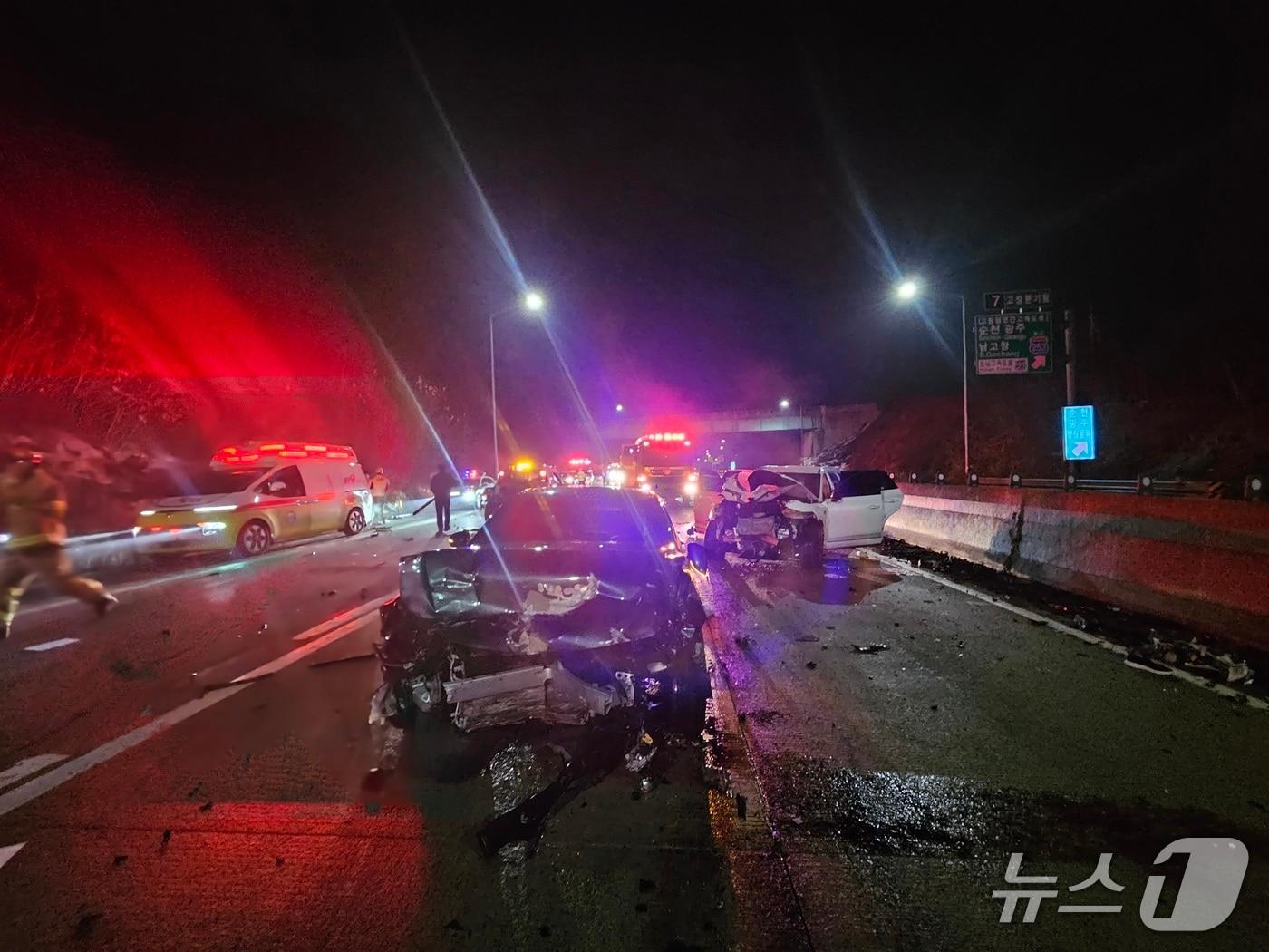 본문 이미지 - 4일 오전 1시 23분께 서해안고속도로 상행선 고창분기점 인근에서 발생한 교통사고 현장에서 수습하던 경찰관 등 2명이 SUV에 치여 숨졌다.(전북 소방 제공. 재판매 및 DB 금지)