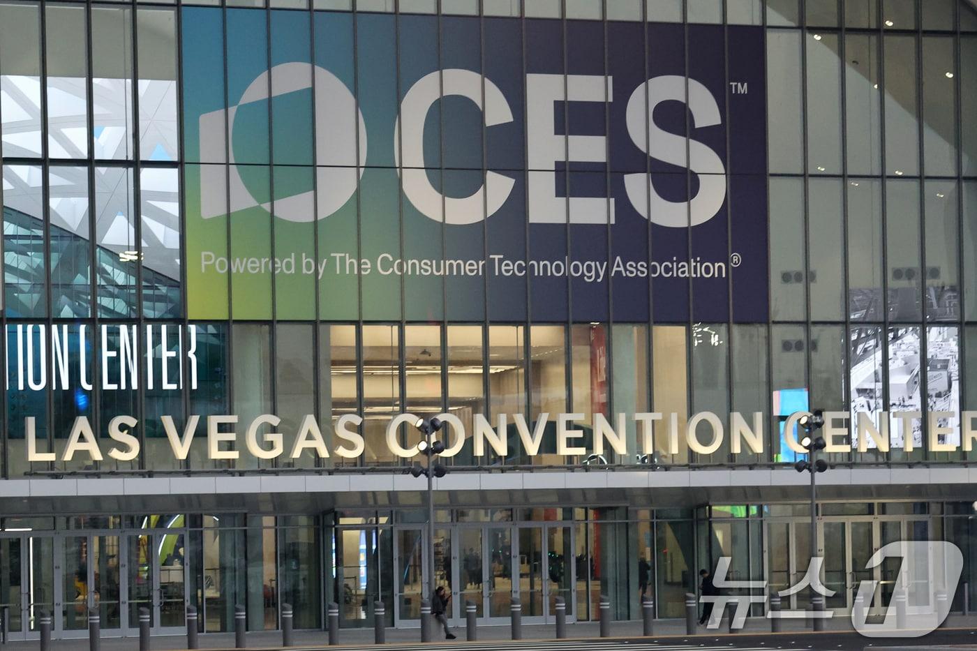세계 최대 IT(정보기술)·가전 전시회 'CES 2026' 개막을 사흘 앞둔 3일(현지시간) 미국 네바다주 라스베이거스 컨벤션센터(LVCC)에 홍보물이 부착돼 있다. 올해 주제는 ‘혁신가들의 등장(Innovators Show UP)’으로 설정됐다. 2026.1.4/뉴스1 ⓒ News1 황기선 기자