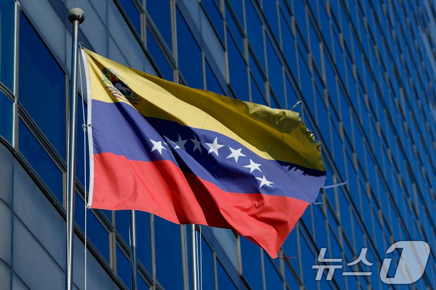 미국이 니콜라스 마두로 베네수엘라 대통령을 마약 혐의로 전격 체포한 가운데 4일 서울 종로구 세종대로 주한 베네수엘라 대사관이 입주한 건물 앞에 베네수엘라 국기가 바람에 휘날리고 있다. 2026.1.4/뉴스1 ⓒ News1 박정호 기자