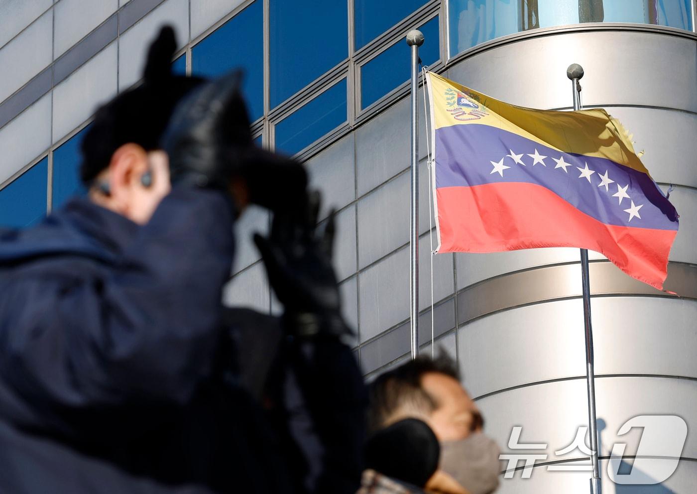 미국이 니콜라스 마두로 베네수엘라 대통령을 마약 혐의로 전격 체포한 가운데 4일 서울 종로구 세종대로 주한 베네수엘라 대사관이 입주한 건물 앞에 베네수엘라 국기가 바람에 휘날리고 있다. 미국은 지난 2일과 3일(현지시간) 베네수엘라 수도 카라카스를 전격 공습하고 마두로 대통령과 부인 셀리아 플로레스를 생포해 뉴욕으로 호송했다. 2026.1.4/뉴스1 ⓒ News1 박정호 기자