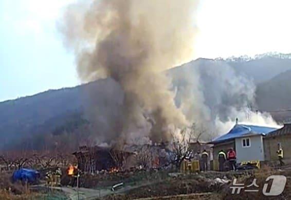 본문 이미지 - 4일 오전 8시 59분쯤 경북 의성군 안평면 한 단독주택에서 불이 나 소방 당국이 진화하고 있다.(경북소방본부 제공. 재판매 및 DB 금지)2026.1.4/뉴스1