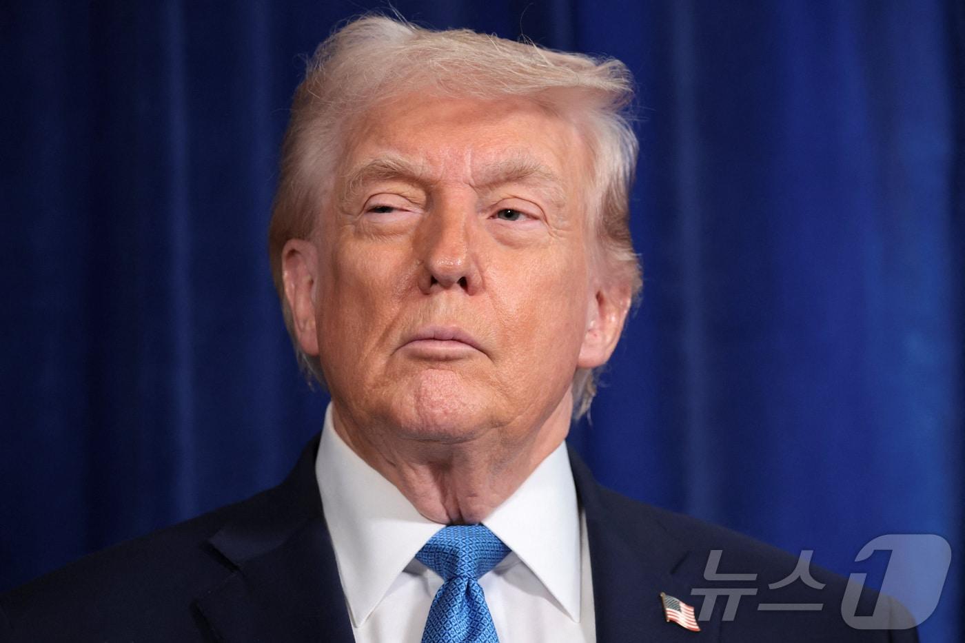 도널드 트럼프 미국 대통령이 3일(현지시간) 플로리다주 마러라고에서 열린 니콜라스 마두로 베네수엘라 대통령에 대한 체포·이송 작전에 기자회견에서 관련 상황에 대한 댄 케인 합참의장의 보고 내용을 듣고 있다. 2026.01.03. ⓒ 로이터=뉴스1 ⓒ News1 류정민 특파원