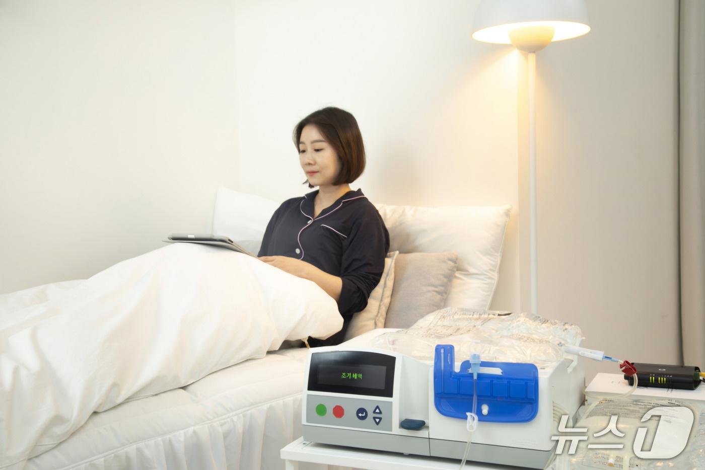 기계를 활용한 재택 복막투석을 할 경우, 수면 중에 진행할 수 있어 깨어 있는 시간 동안 자신의 일상을 유지할 수 있다. (사진은 환자 김 씨와 무관한, 모델의 재택 복막투석 모습이다.)/ 뉴스1 ⓒ News1