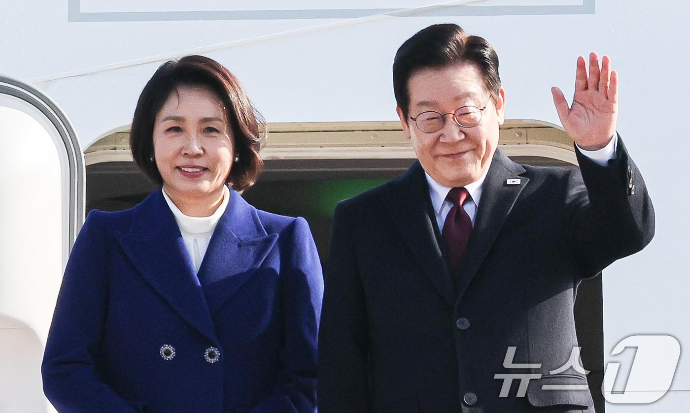 이재명 대통령과 김혜경 여사가 4일 중국 국빈 방문을 위해 경기 성남 서울공항을 통해 출국하며 인사하고 있다. 2026.1.4/뉴스1 ⓒ News1 허경 기자