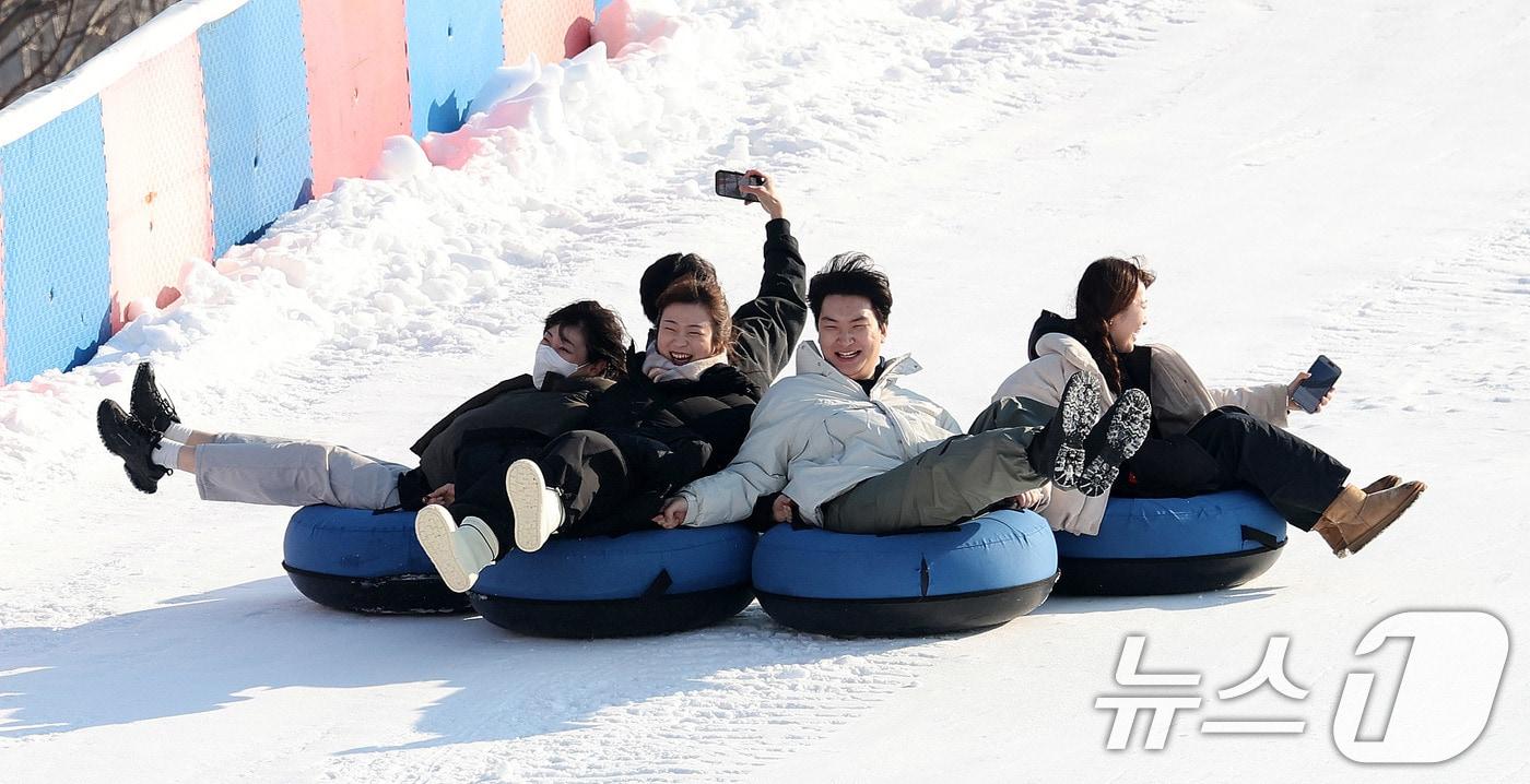 4일 서울 광진구 뚝섬한강공원 눈썰매장을 찾은 시민들이 눈썰매를 타며 즐거운 시간을 보내고 있다. 2026.1.4/뉴스1 ⓒ News1 박지혜 기자