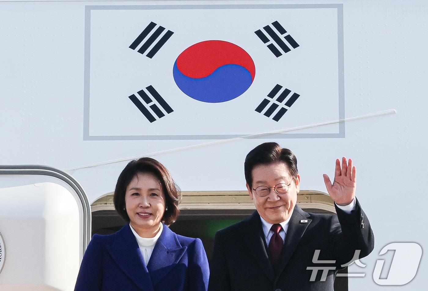 이재명 대통령과 김혜경 여사가 4일 중국 국빈 방문을 위해 경기 성남 서울공항을 통해 출국하며 인사하고 있다. 2026.1.4/뉴스1 ⓒ News1 허경 기자