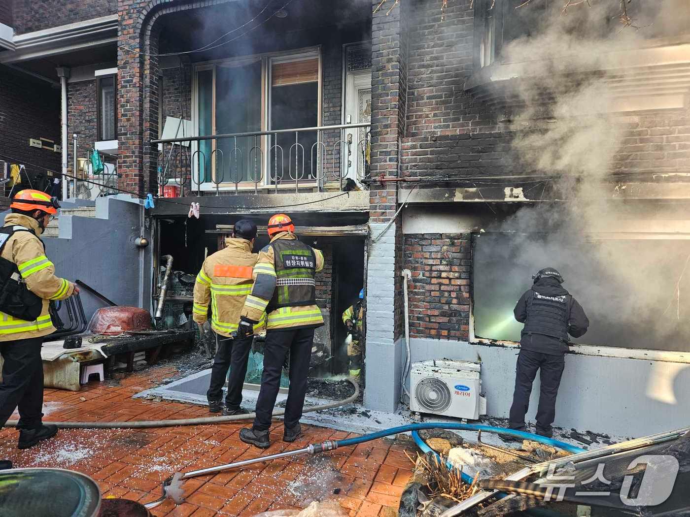본문 이미지 - 4일 강원 춘천 후평동 다세대 주택 화재.(강원도소방본부 제공, 재판매 및 DB 금지) 2026.1.4/뉴스1