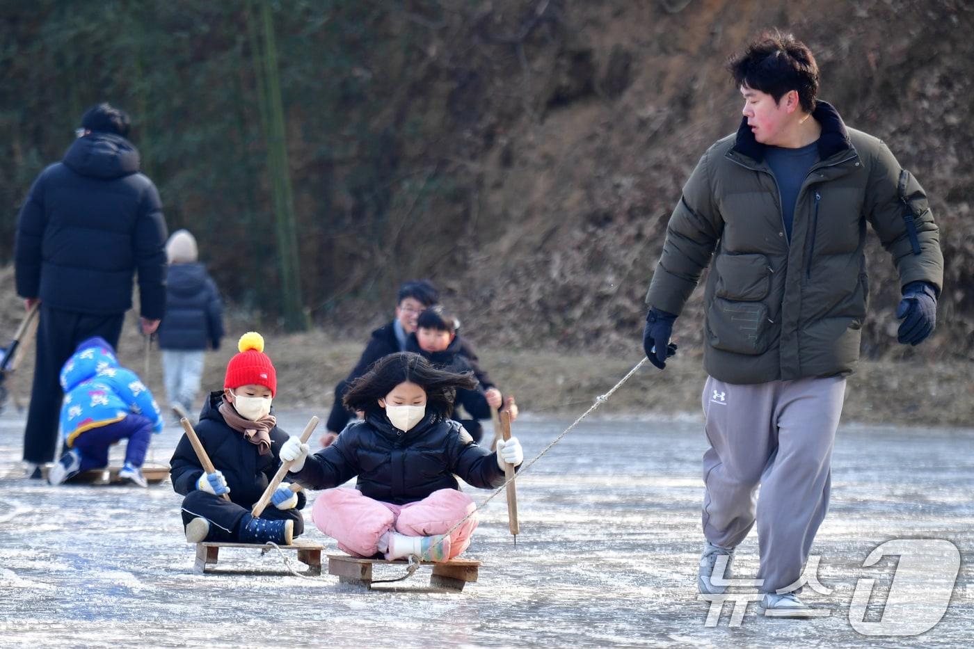 4일 경북 포항시 북구 흥해읍 덕실마을 썰매장에서 어린이들이 즐거운 시간을 보내고 있다. 2026.1.4/뉴스1 ⓒ News1 최창호 기자