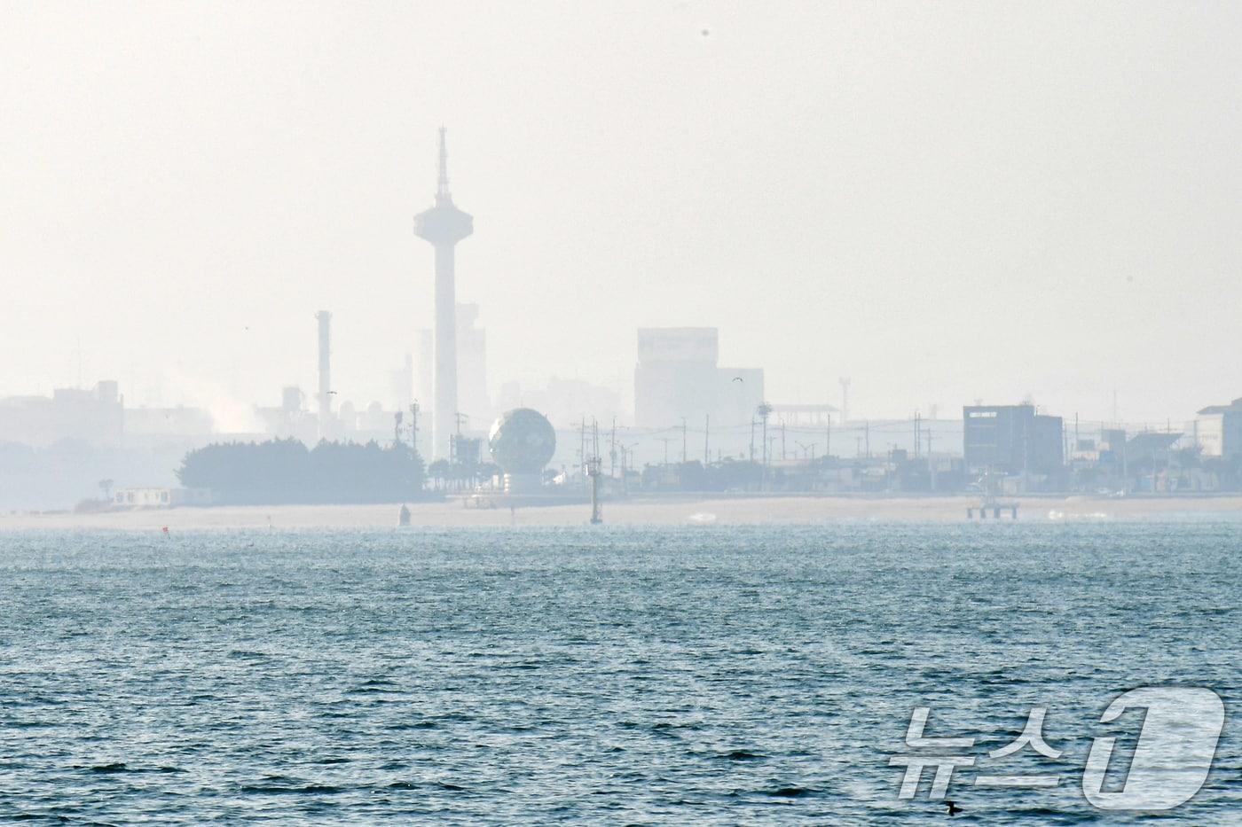 본문 이미지 - 경북 포항시 송도해수욕장 상공이 희뿌연 미세먼지에 덮여있다. 이날 포항지역 미세먼지 농도는 50㎍/m&sup3; 수준이다. 2026.1.4/뉴스1 ⓒ News1 최창호 기자