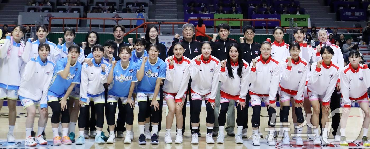 4일 오후 부산 사직실내체육관에서 열린 'BNK금융 2025-2026 여자프로농구 올스타 페스티벌' 팀 유니블과 팀 포니블의 경기 시작에 앞서 양팀 감독 및 선수들이 기념촬영을 하고 있다. 2026.1.4/뉴스1 ⓒ News1 윤일지 기자